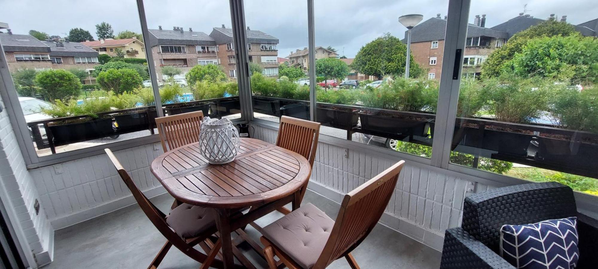 Con Piscina, Parking Y Terraza