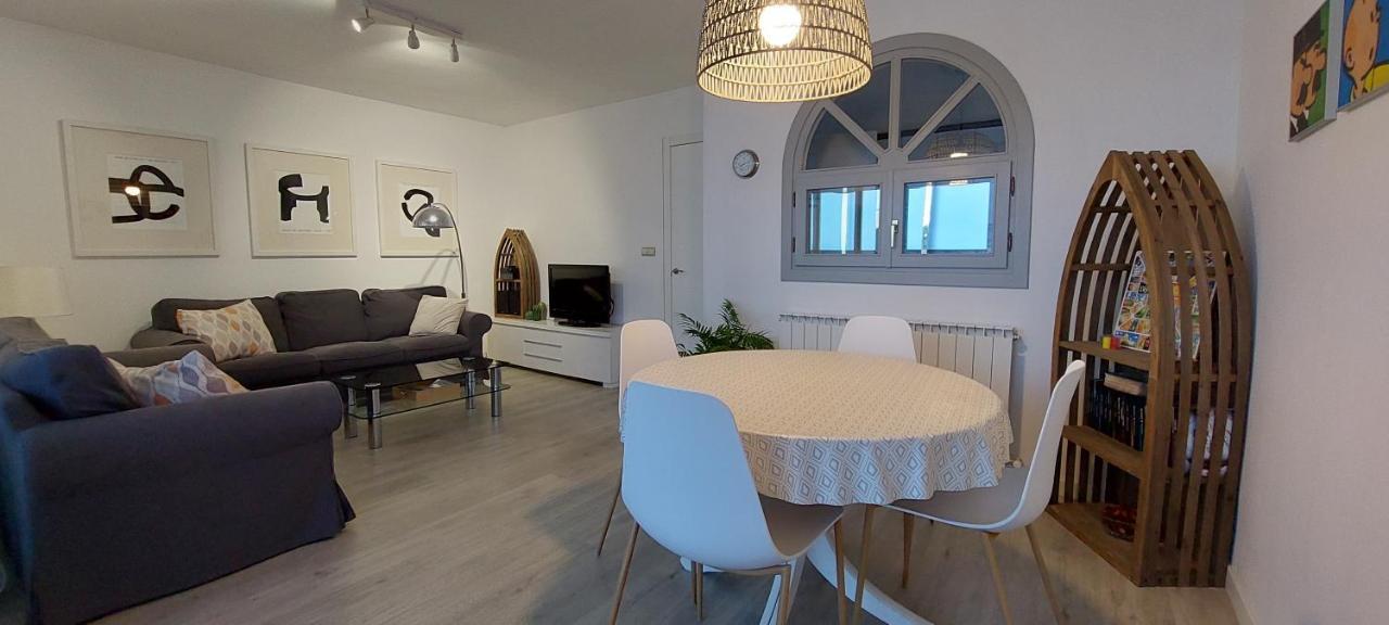 Con Piscina, Parking Y Terraza